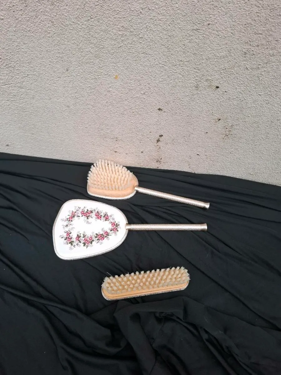 Vintage mirror and brush - Image 2