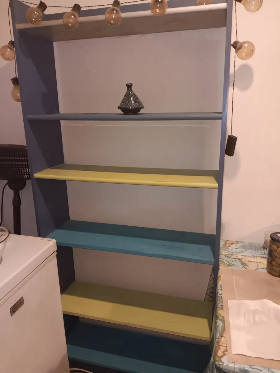 Free standing shelving unit