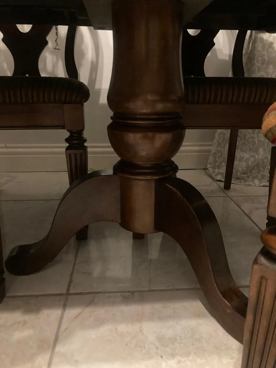 Table and chairs - Image 1
