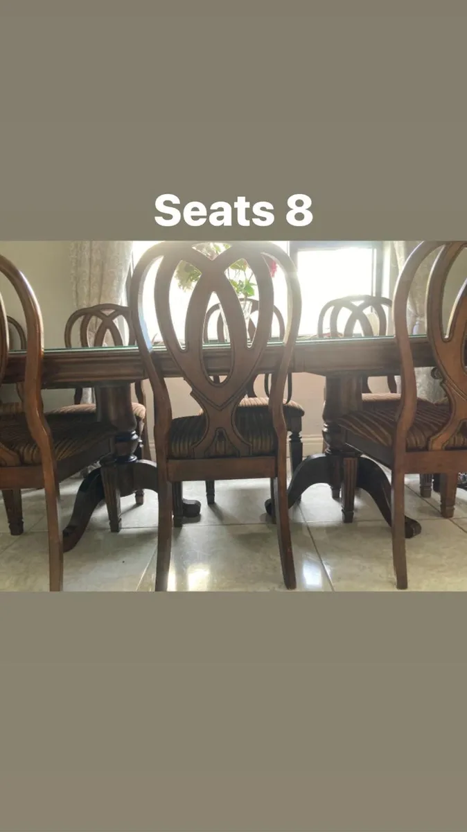Table and chairs - Image 3