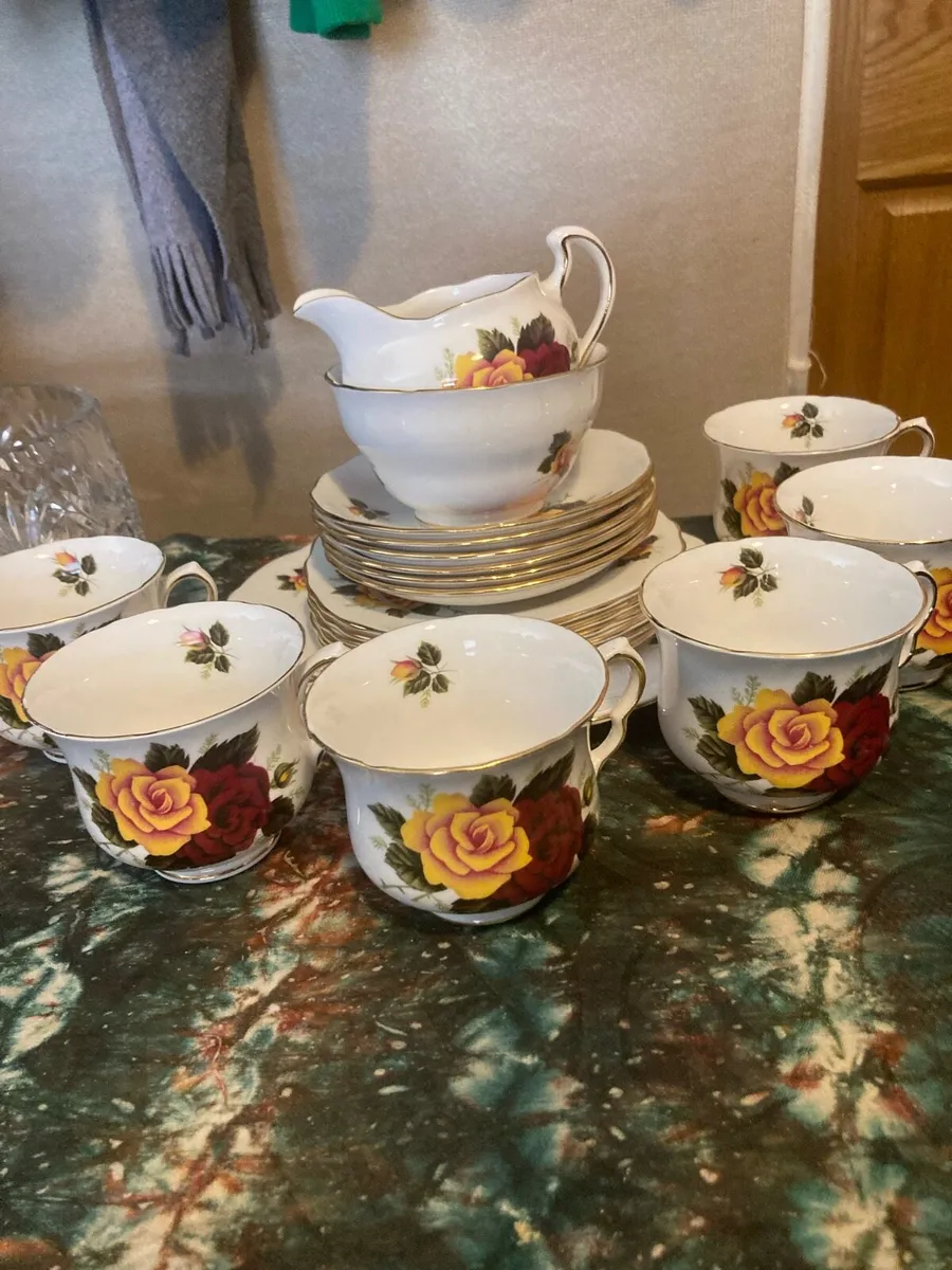 Queen Anne fine bone china vintage teaset - Image 1