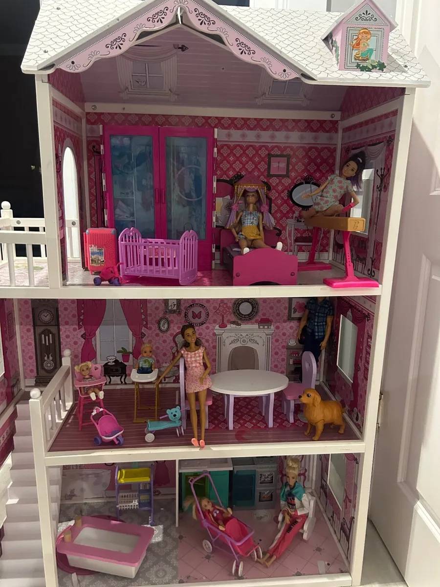 barbie house and car and campervan - Image 1