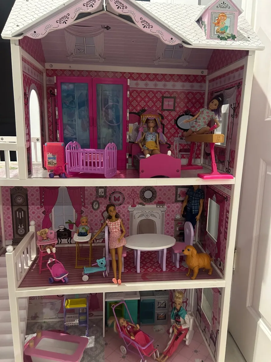 barbie house and car and campervan - Image 3