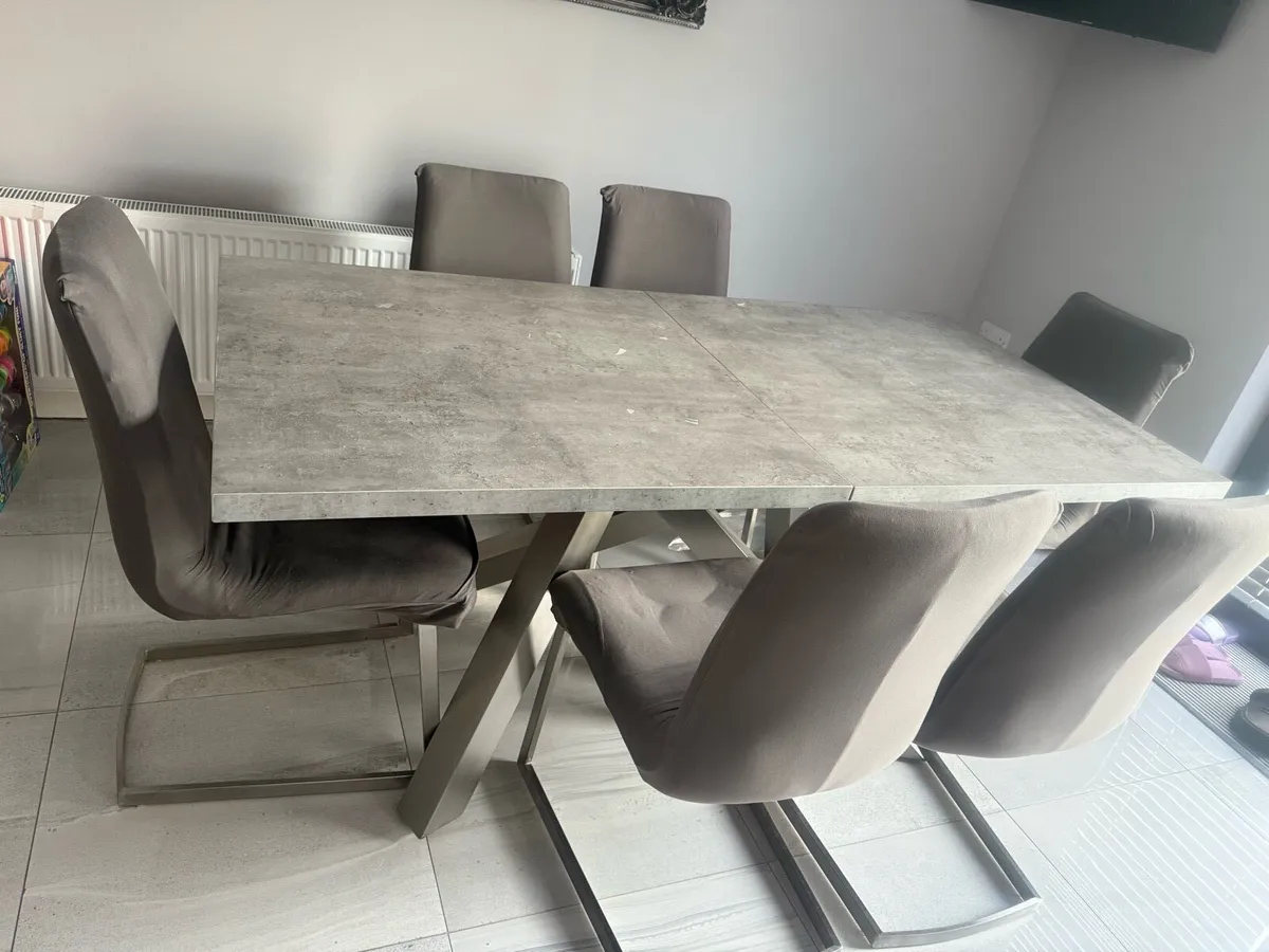 Kitchen table - Image 1