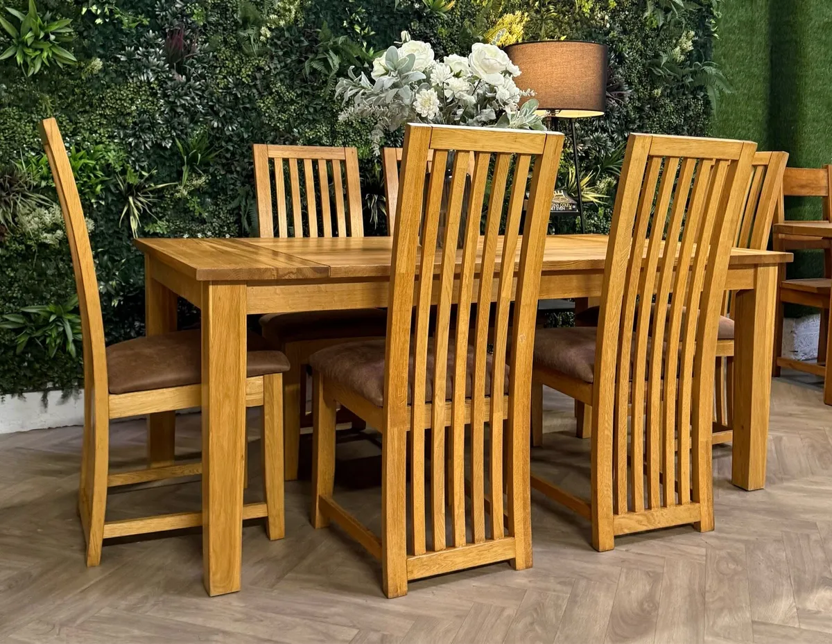 Oak kitchen table & 6 chairs - Image 1