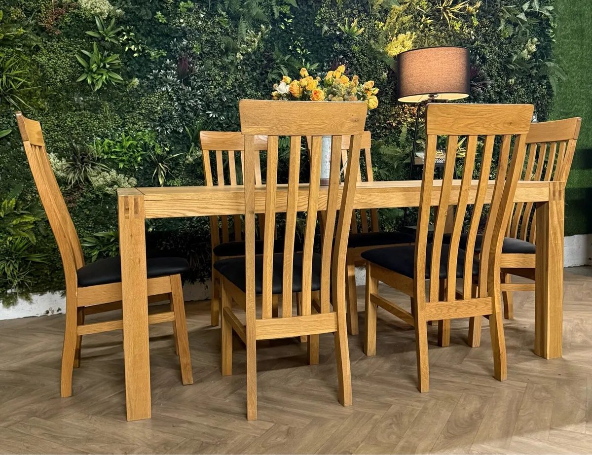 Oak kitchen table & 6 chairs - Image 1