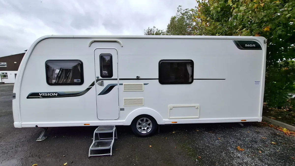 Coachman Vision fixed bed caravan - Image 2