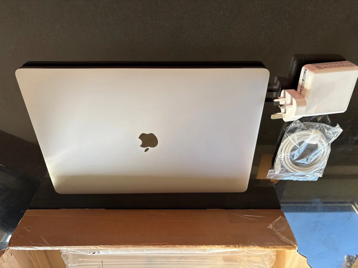 As New 16" Apple MacBook Pro Sequoia 512GB SSD, 16 - Image 3