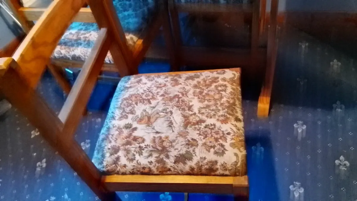 Table and chairs - Image 4