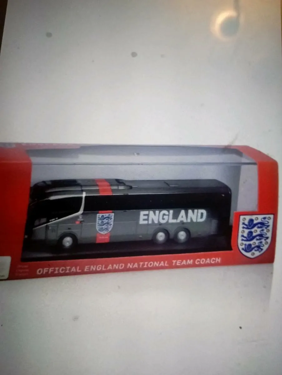 OXFORD 1-76  SCALE   IRiZAR I6 ENGLAND TEAM COACH - Image 1