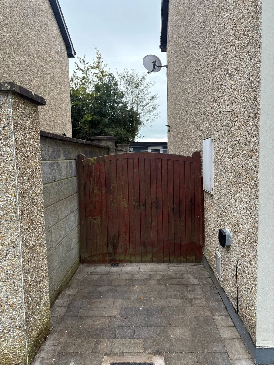 Side Gate