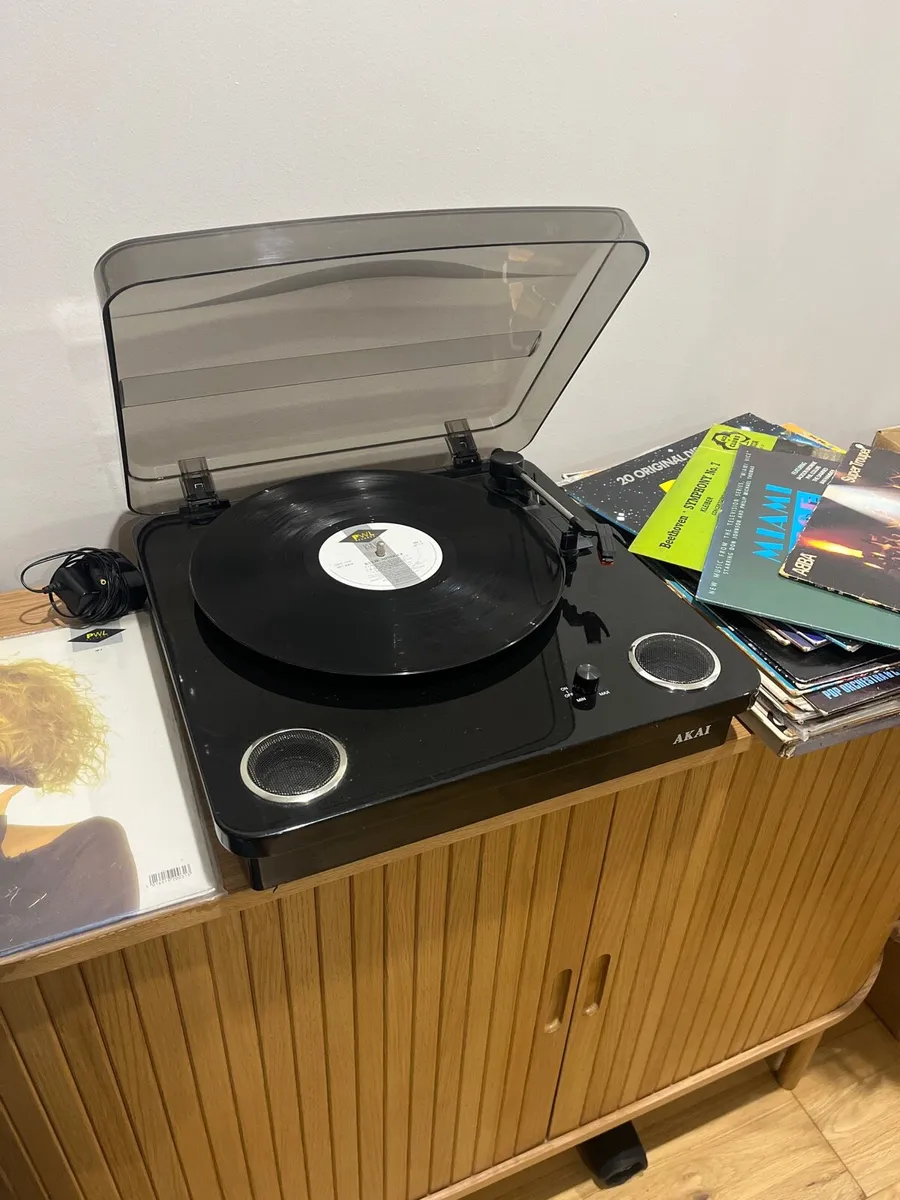 AKAI Classic 3 Speed Record Player +  20vinyls - Image 1