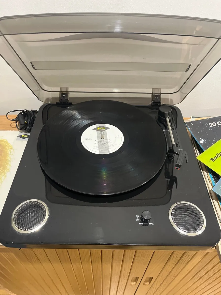 AKAI Classic 3 Speed Record Player +  20vinyls - Image 2