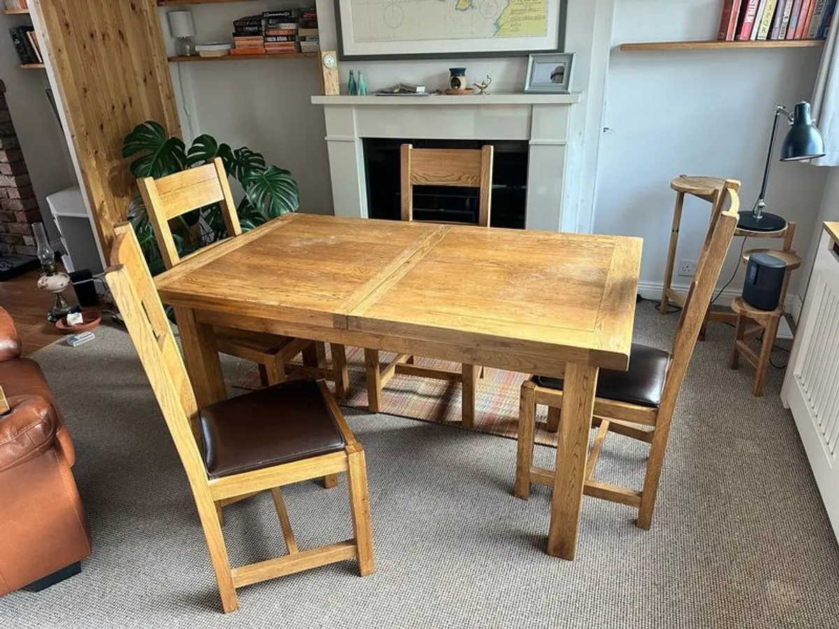 Expandable oak table and chairs - Image 1