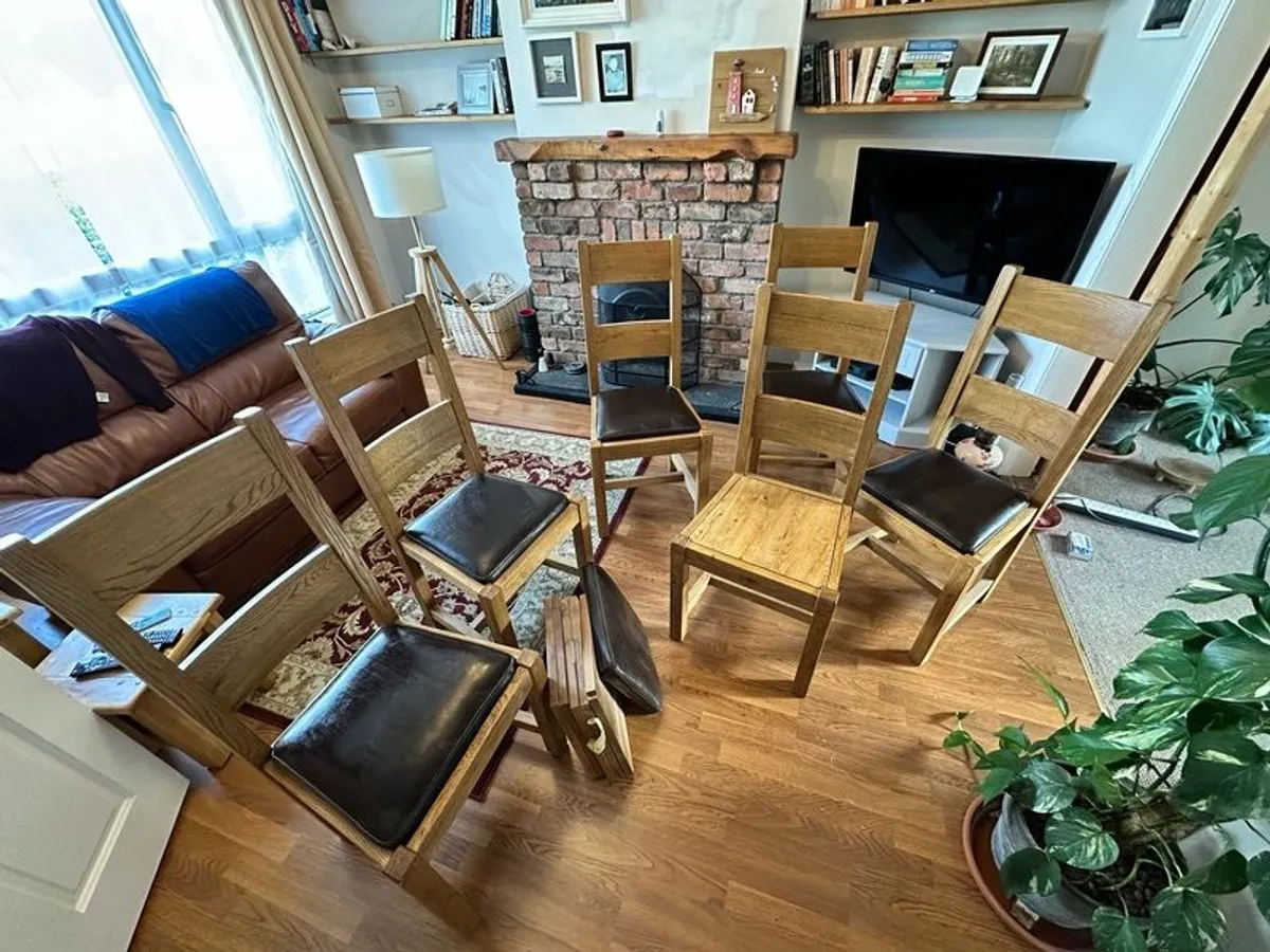 Expandable oak table and chairs - Image 2