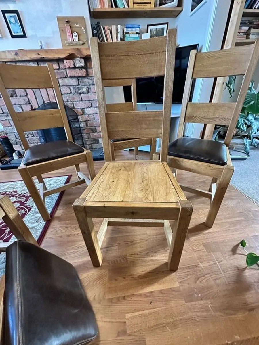Expandable oak table and chairs - Image 3