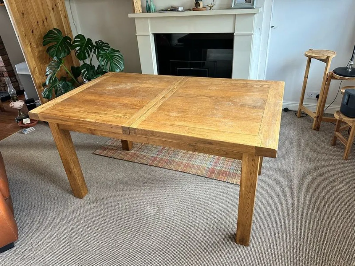 Expandable oak table and chairs - Image 4