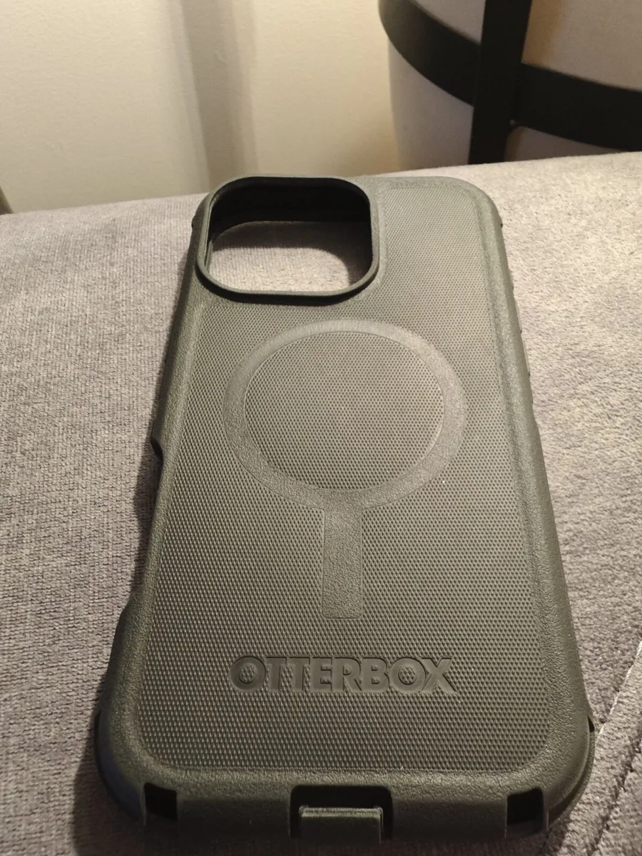 iPhone 16 Pro Max + Otterbox Defender Case - Image 4