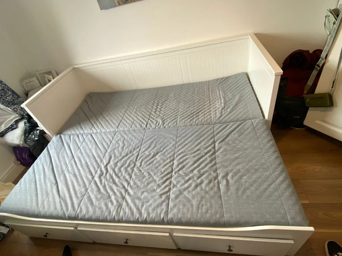 Bed/ pull out bed/ day bed - Image 1
