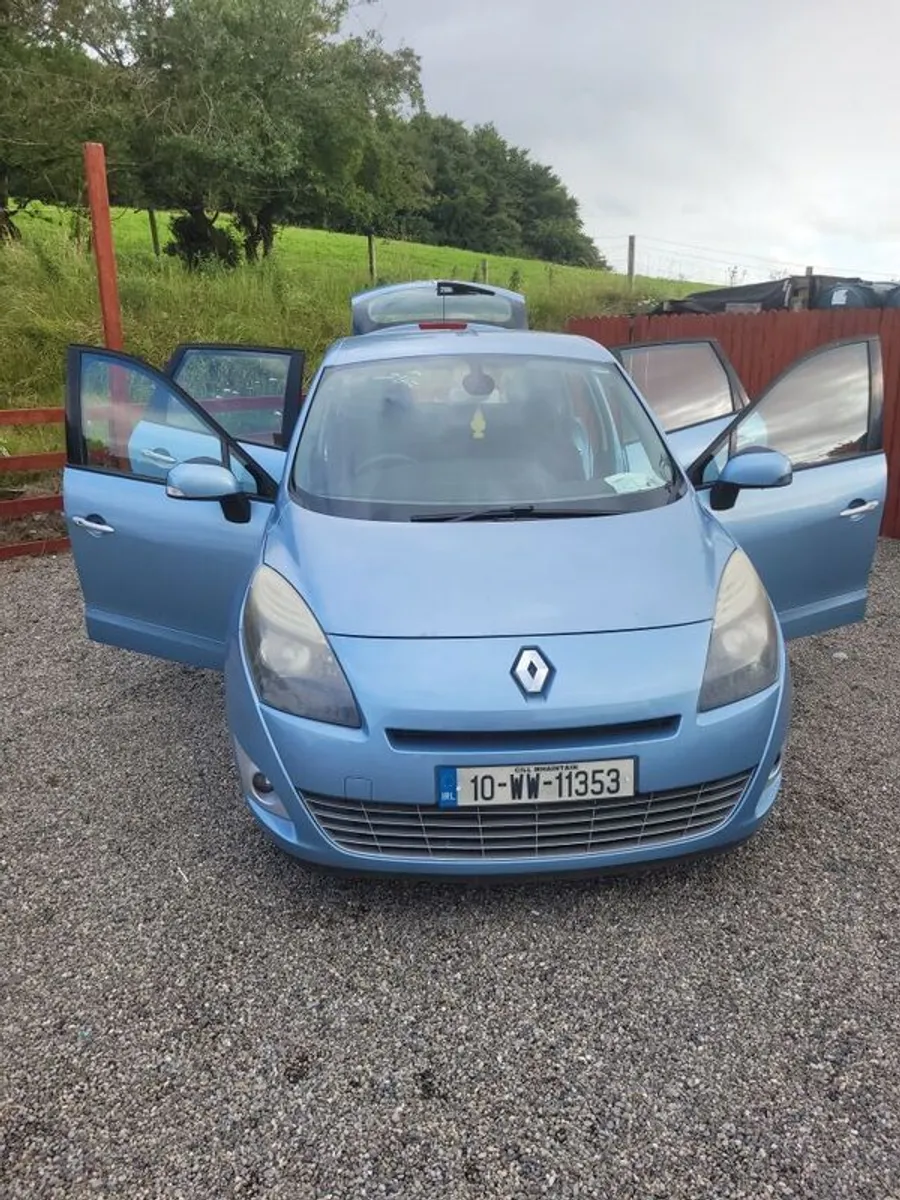 2010 Renault Grand Scenic - Image 1