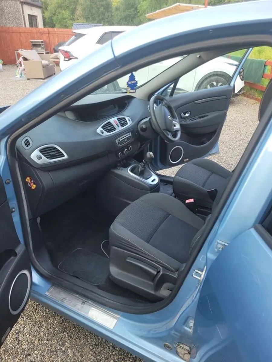 2010 Renault Grand Scenic - Image 2