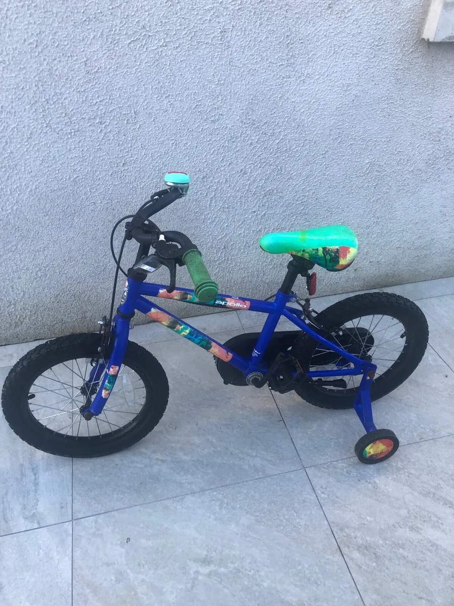 Bicycle with stabilisers - Image 1