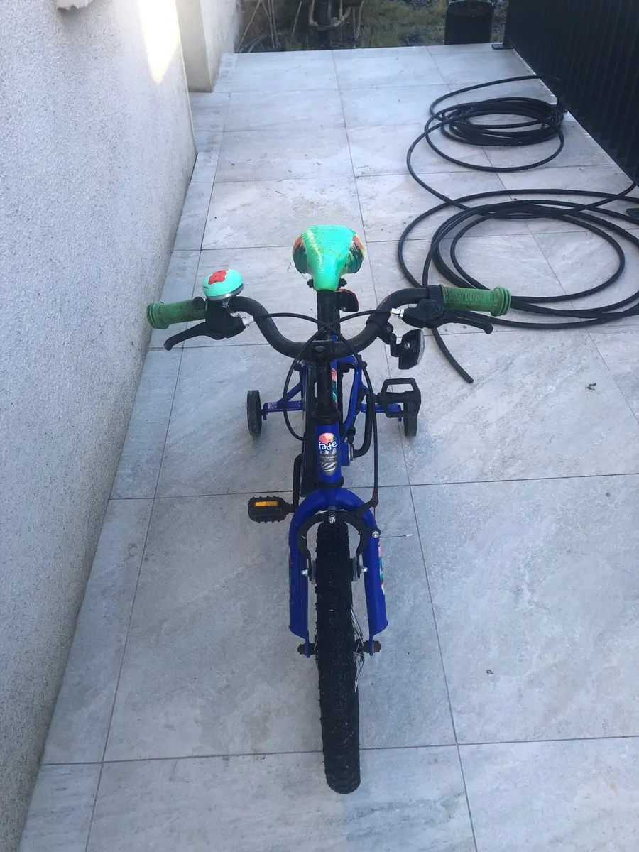 Bicycle with stabilisers - Image 3