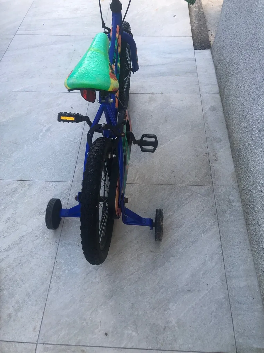 Bicycle with stabilisers - Image 4