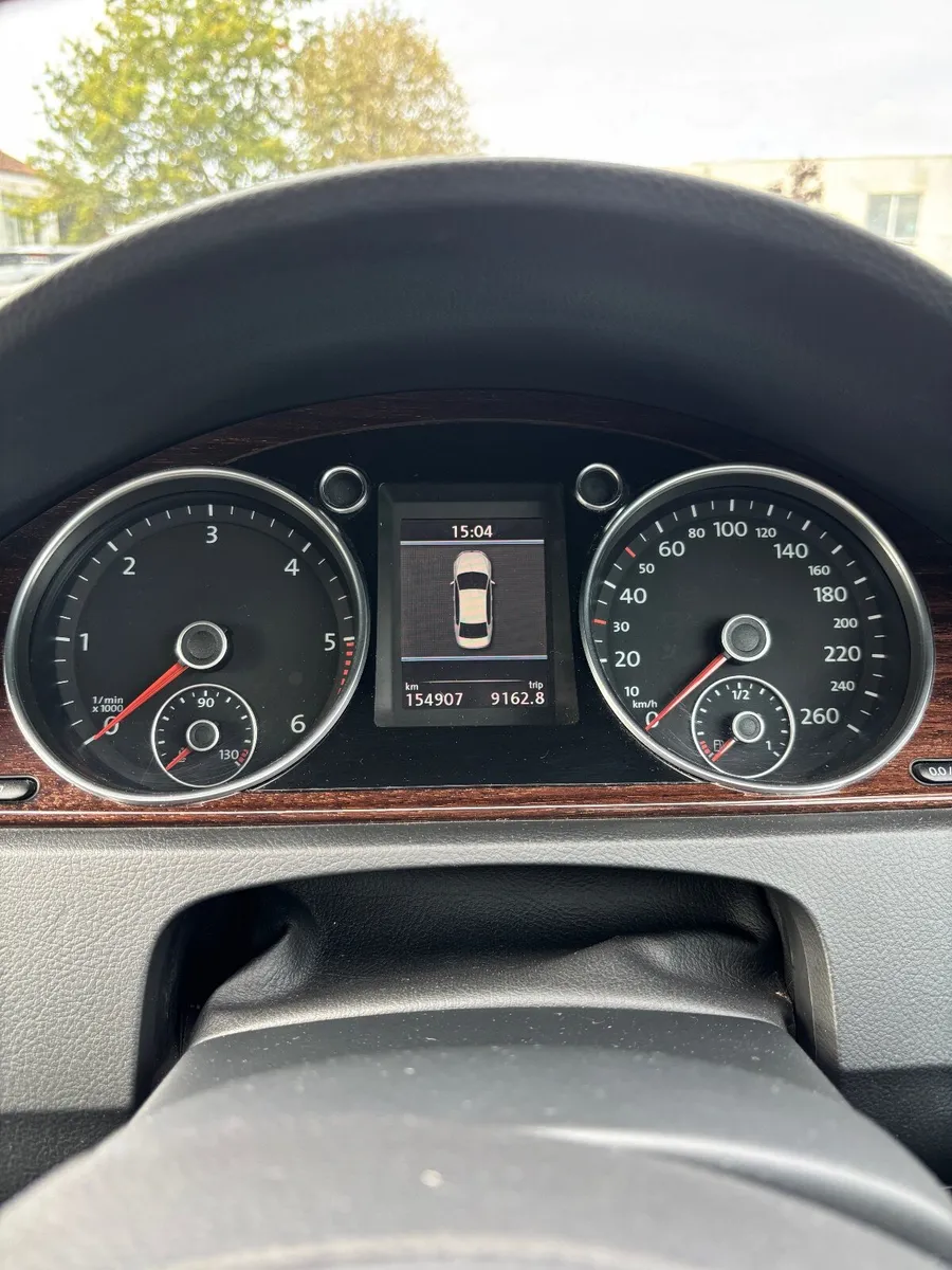Volkswagen Passat 2011 - Image 2