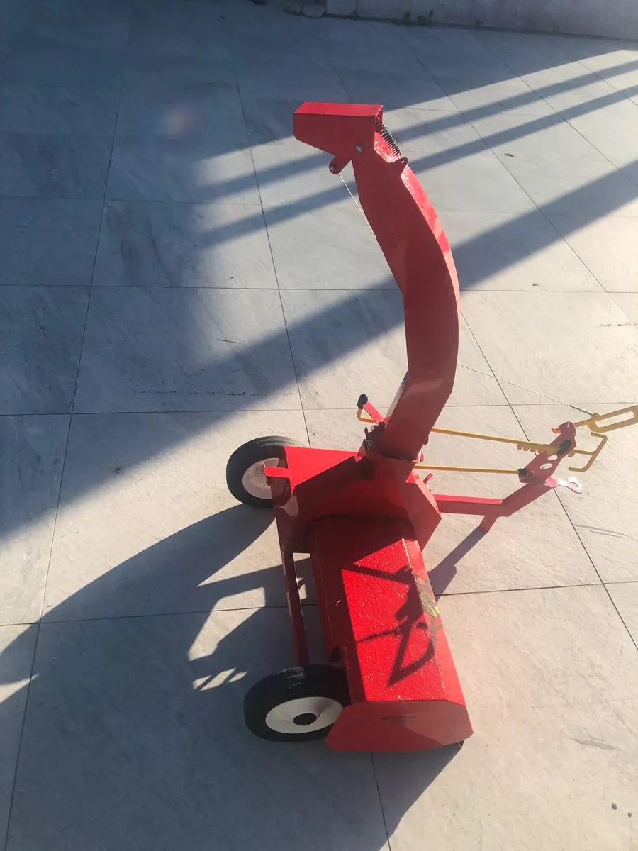 Toy harvester from behind tractor - Image 3