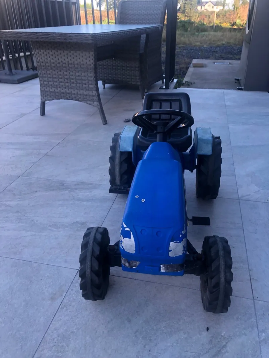 Pedal tractor - Image 1