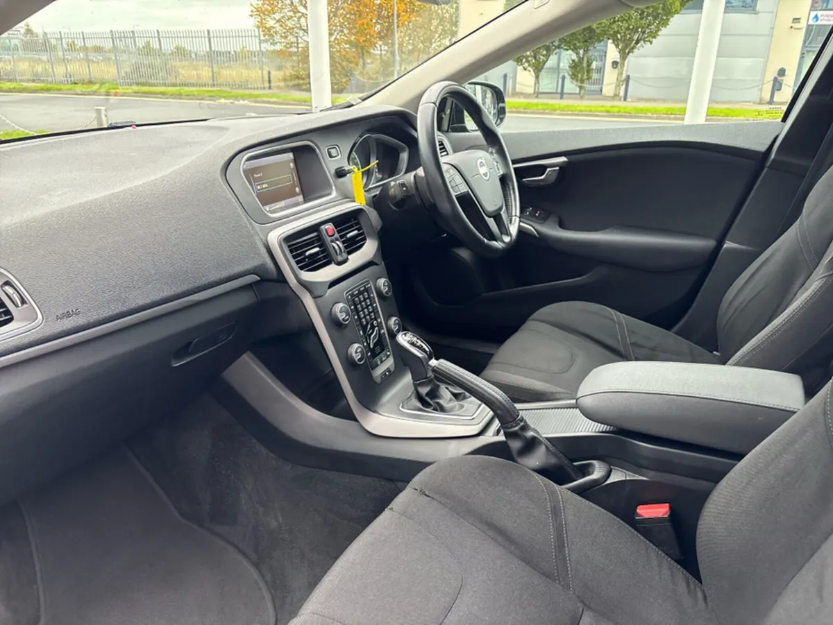 Volvo V40 DBA-MB4164T 5DR AUTO 40 SERIES 525 - Image 2