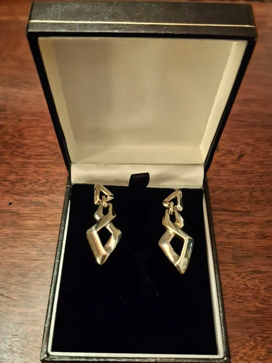 Silver tone earings. - Image 3