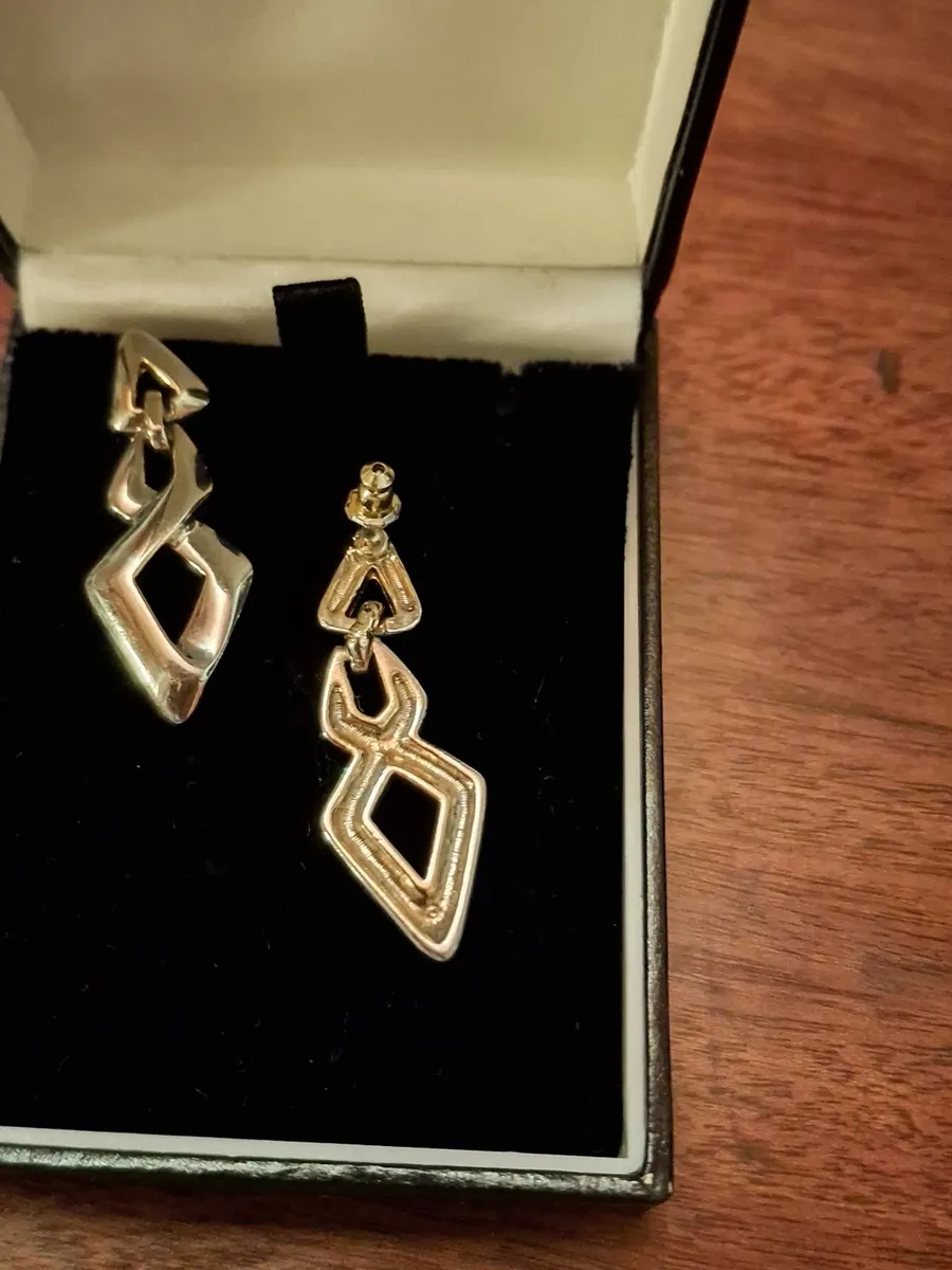 Silver tone earings. - Image 4
