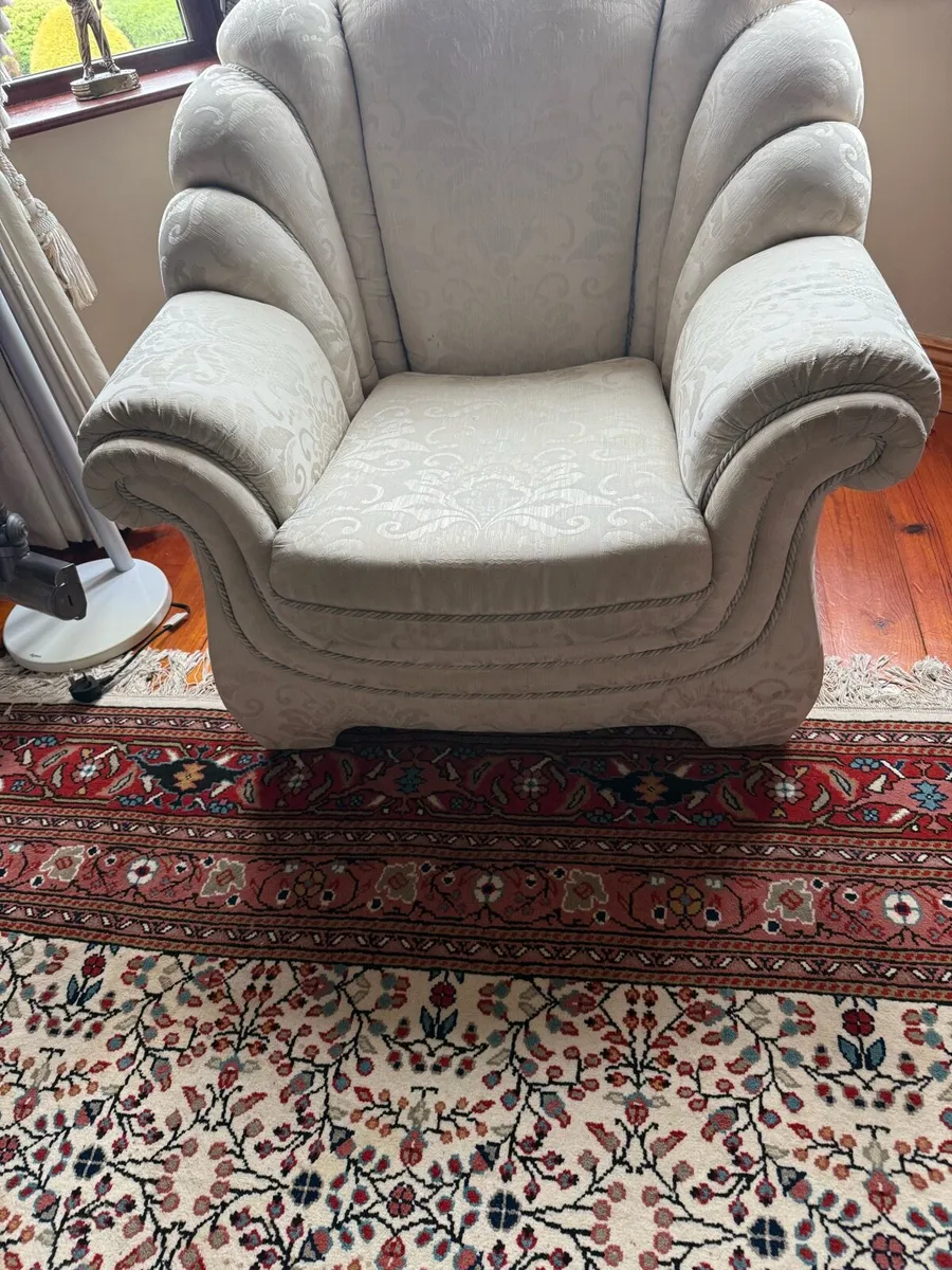 Suite of furniture - Image 1