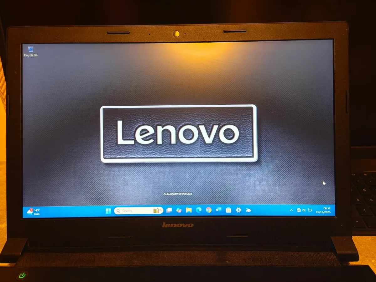 Black Lenovo 15,6" iinows 11 Lptop - Image 3