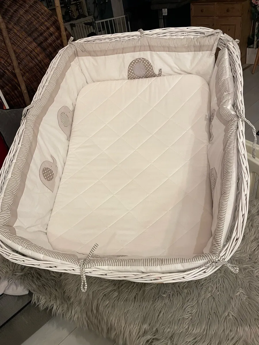 White wicker bassinet with stand - Image 2