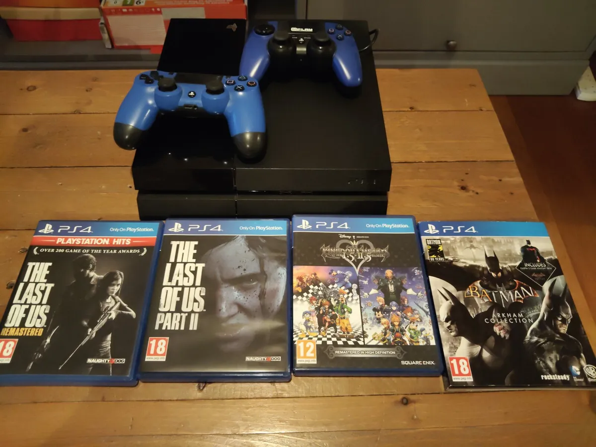 PlayStation 4 + 2 joysticks + games - Image 1