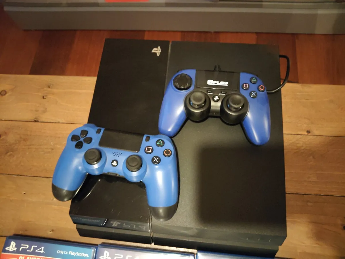 PlayStation 4 + 2 joysticks + games - Image 2
