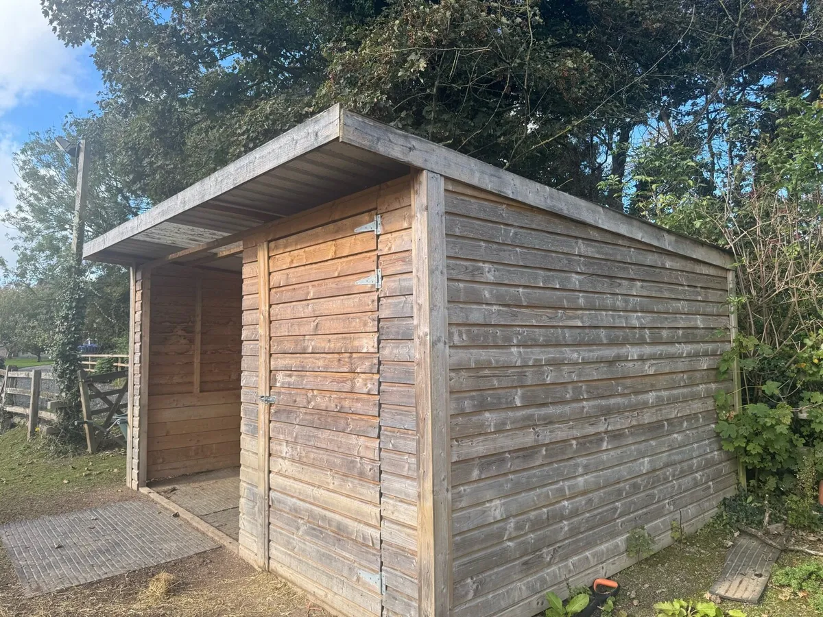 Pony/horse shelter and tack room - Image 1