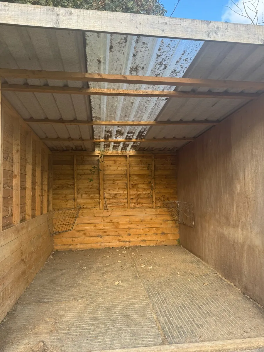 Pony/horse shelter and tack room - Image 4