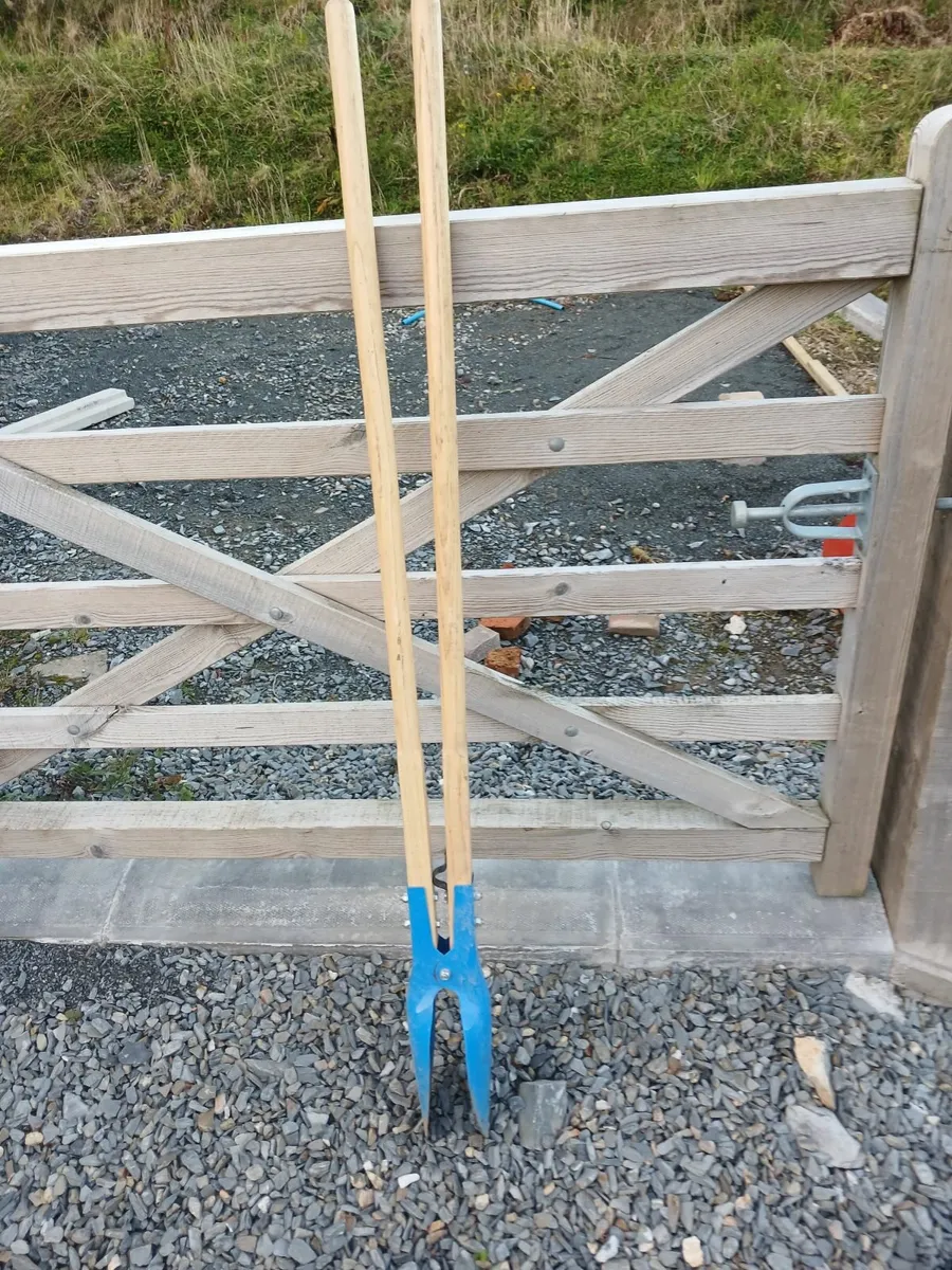 Post hole digger - Image 1