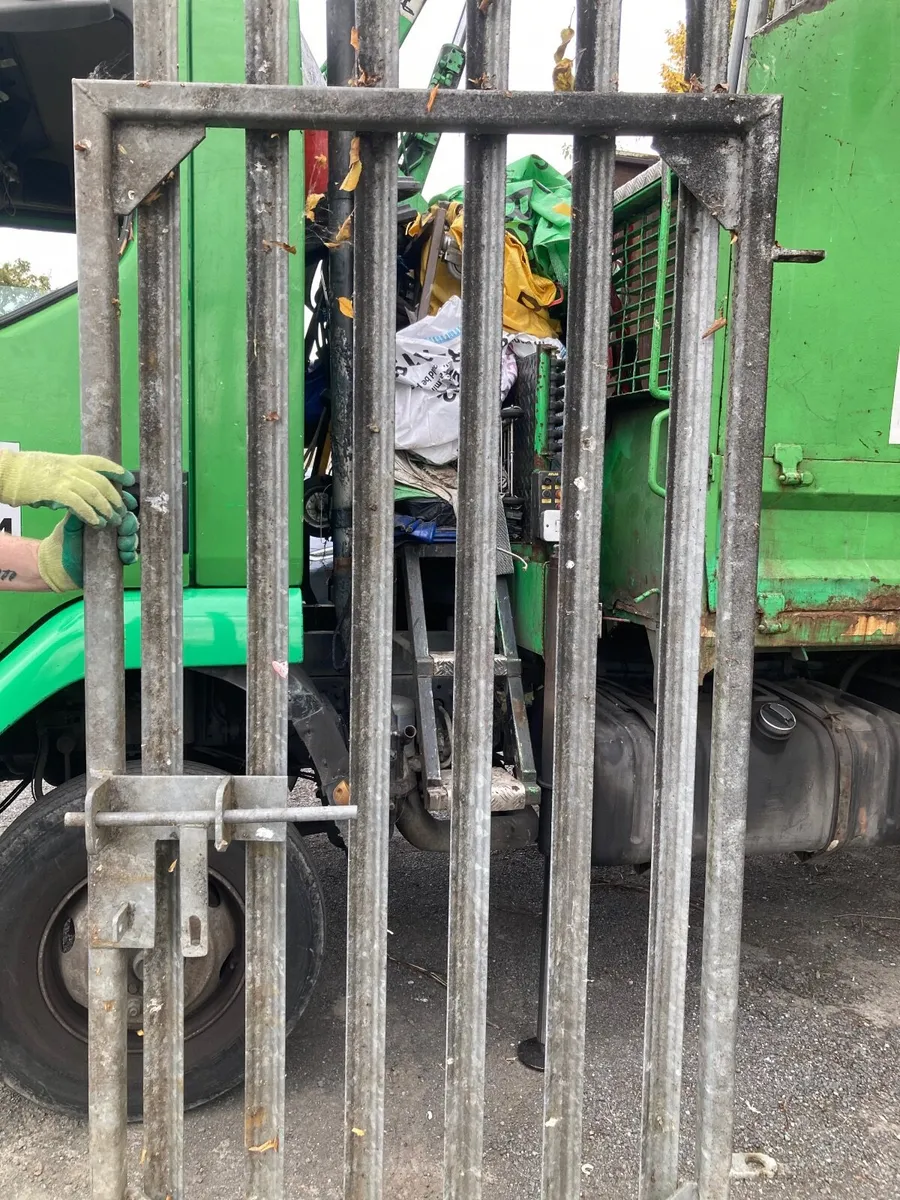Fencing panels for building job - Image 2
