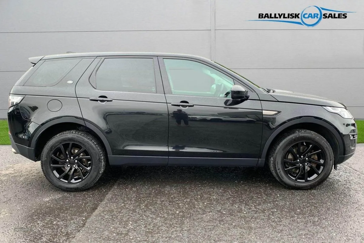 Land Rover Discovery Sport 2.0 TD4 SE Tech SUV 5d - Image 3