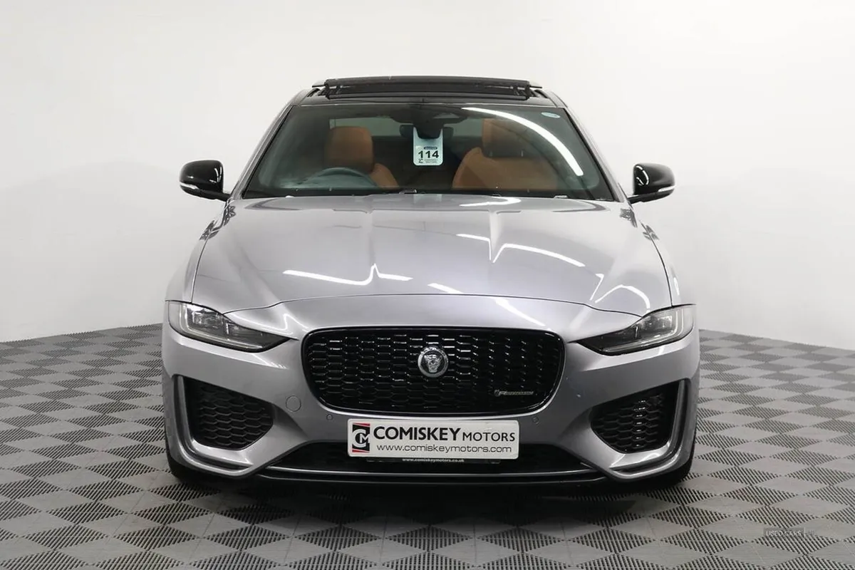 Jaguar XE D200 Mhev R-dynamic SE Black - Image 2