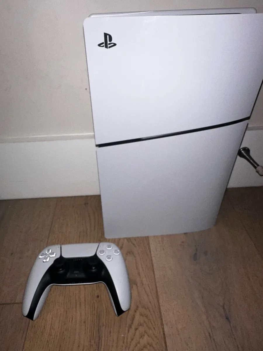 PS5 Slim (digital) (2 controllers) + PSVR2 - Image 1