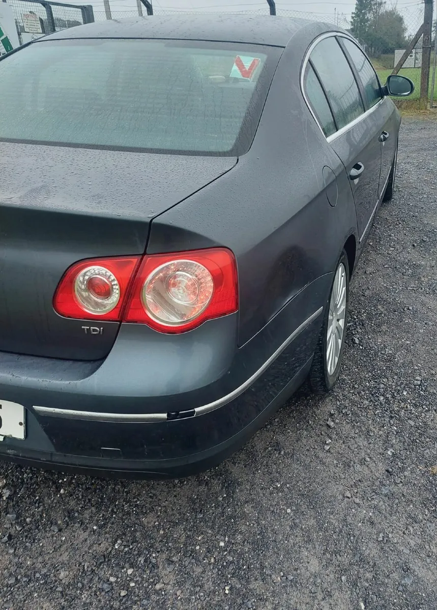 Volkswagen Passat 2009 - Image 2