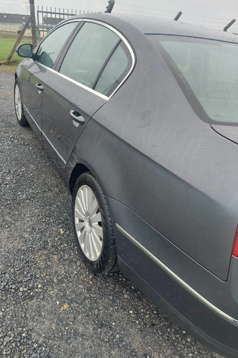 Volkswagen Passat 2009 - Image 4