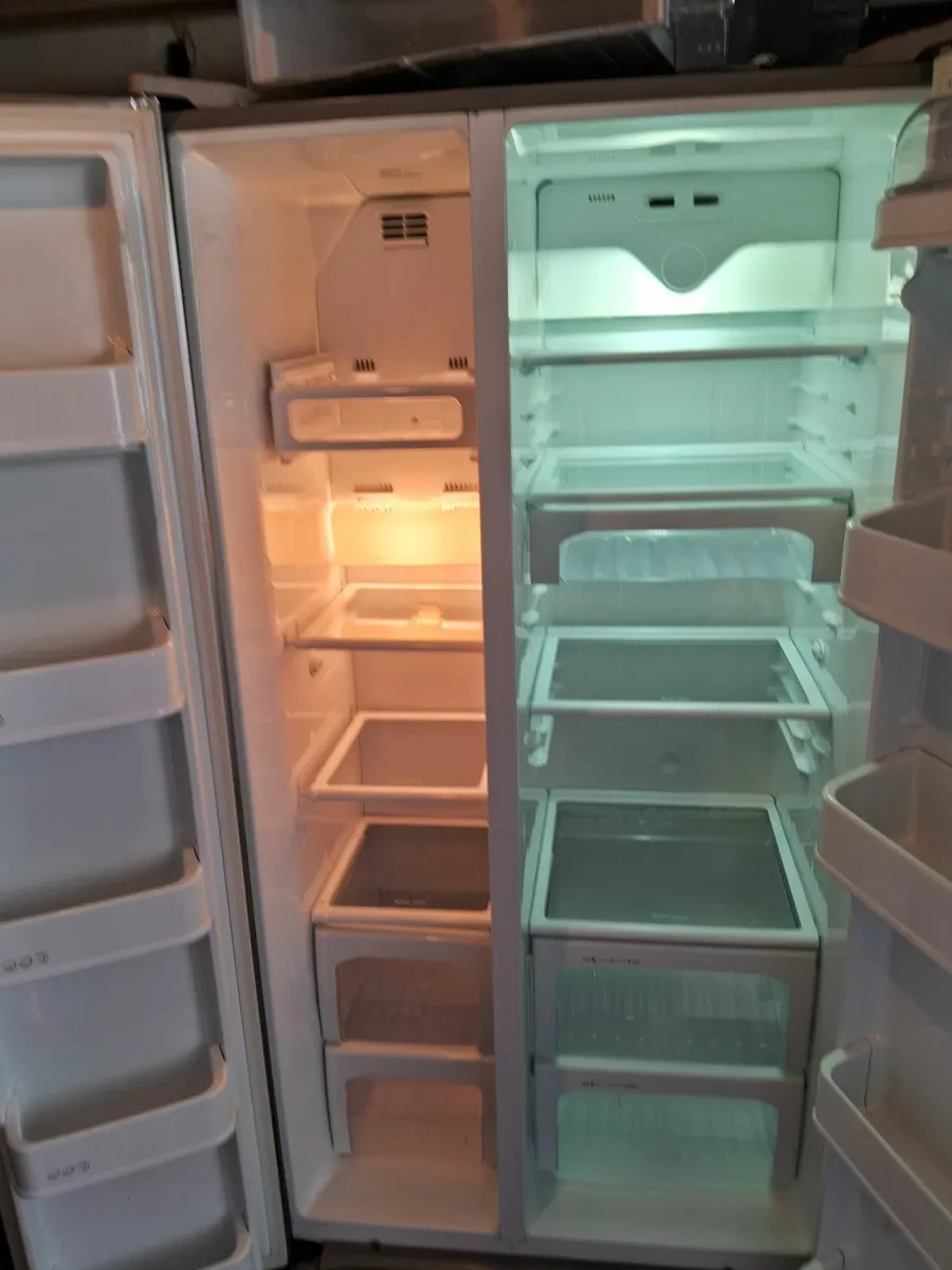 LG AMERICAN FRIDGE AND FREEZER - Image 2
