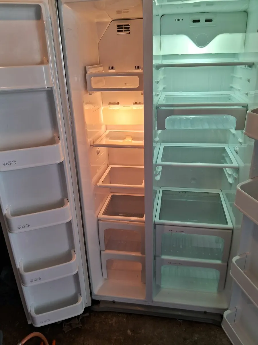 LG AMERICAN FRIDGE AND FREEZER - Image 3